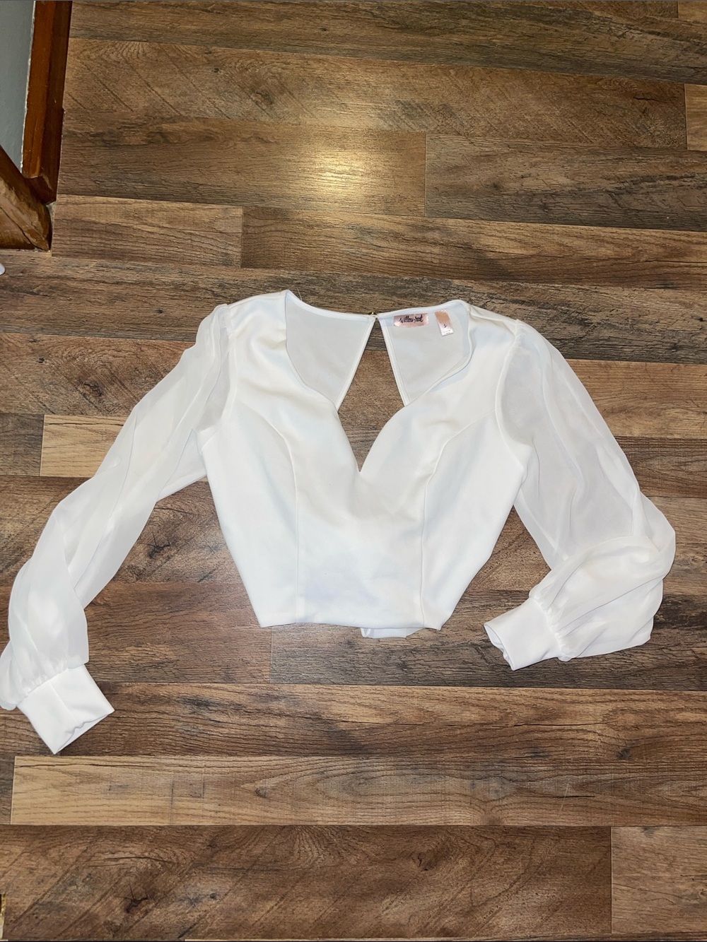 Willow + Root Buckle White V-Neck Long Sleeve Crop Top size Small